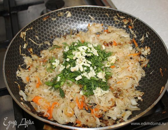 Нарежьте луковицу и перец полукольцами, обжарьте на растительном масле, добавьте квашеную капусту и продолжайте обжаривать все овощи в течении 10 минут. 