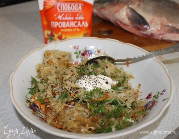 В конце добавьте к капусте чеснок, укроп и майонез. Перемешайте все, начинка готова.