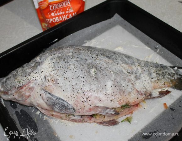 Обмажьте карпа со всех сторон майонезом ТМ «Слобода» с лимонным соком или добавьте лимонный сок к любому майонезу, который у вас есть. Сверху посыпьте крупной солью и свежемолотым черным перцем.