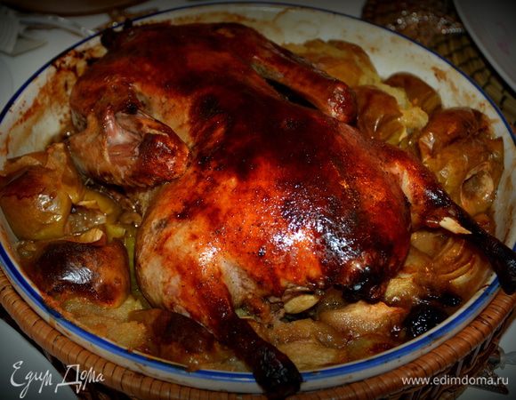 Вынуть утку из духовки и прикрыть фольгой либо силиконовым ковриком на 10 минут. Позвать всех к столу и наслаждаться ужином.