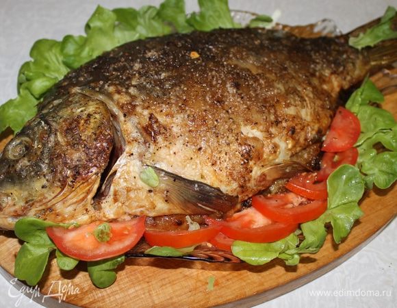 Готового карпа переложите на блюдо, украсьте нарезанными помидорами, зеленью и подавайте к столу.
Приятного аппетита и добрых традиций. 
