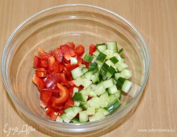 Нарезать мелкими кубиками болгарский перец, огурец.