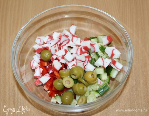Крабовое мясо нарезать, оливки порезать кольцами.