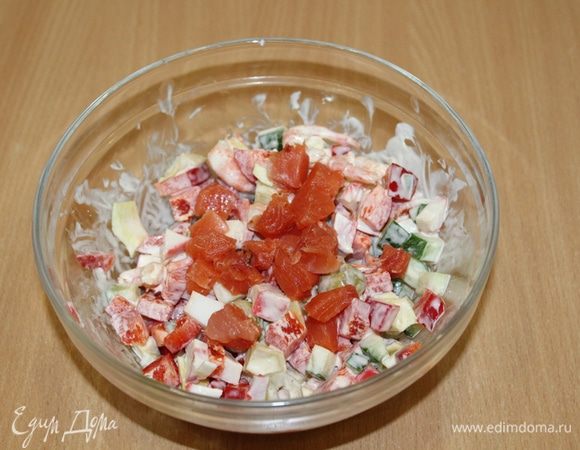 Добавить кубики слабосоленого лосося.