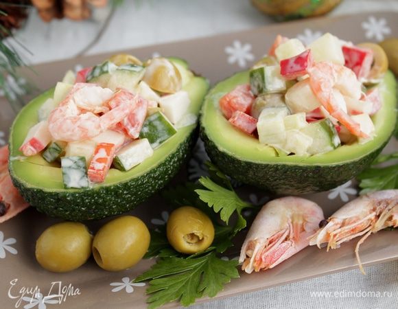 Салат можно подать в лодочках авокадо.