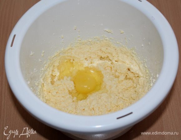 Масло взбить с сахаром, добавить по одному яйцу, снова взбить.