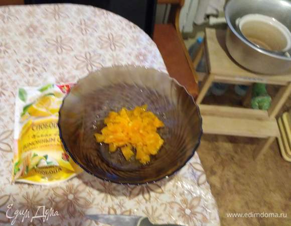 Мандарины очистить от кожуры и семян, нарезать. 