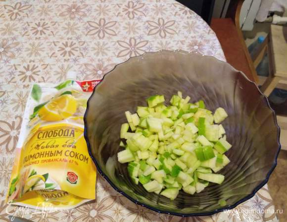 Зеленые яблоки удалить сердцевину нарезать мелкими кубиками.