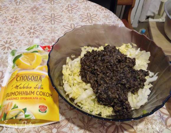 Грибы порезать и обжарить на растительном масле.