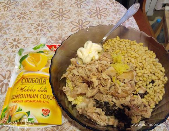 Заправить все майонезом с лимонным соком.