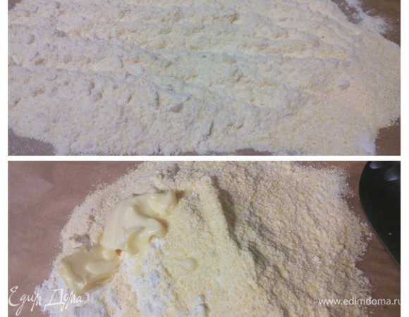 Для тортильяс соединить оба вида муки с солью. Лучше всего замешивать тесто на поверхности, на досточке, или как я, на пергаменте. Добавить к муке размягченное сливочное масло (по желанию можно заменить на растительное 4 ст. л.) и порубить тесто ножом. 