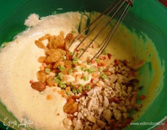 Размягченное сливочное масло разотрем с сахаром, солью и яйцом до побеления, затем добавим мед. Размягченное сливочное масло разотрем с сахаром, солью и яйцом до побеления, затем добавим мед. Изюм без косточек помоем и обсушим. Орехи подсушить в микроволновке, снять шелуху и крупно порубить. В тесто добавим изюм, цукаты и орешки. У меня цукаты из ананаса и папайи.