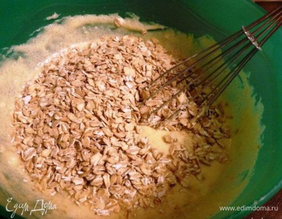 Овсянку смешаем с мукой и введем в тесто. Тщательно размешаем.