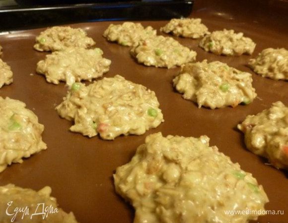 Выкладываем на силиконовый коврик небольшими порциями (ложкой). Выпекаем при температуре 190°С минут 15 — 20 до золотистого цвета. Дать немного остыть и аккуратно снять лопаткой на тарелку.