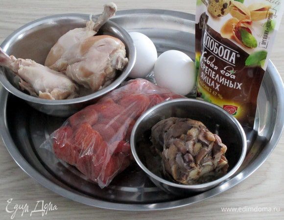 Для салата нужно любое вареное куриное мясо, тут голени, но годится и грудка, и бедра. Бульон используйте для какого-либо супа. Яйца тоже нужно заранее сварить вкрутую и охладить.