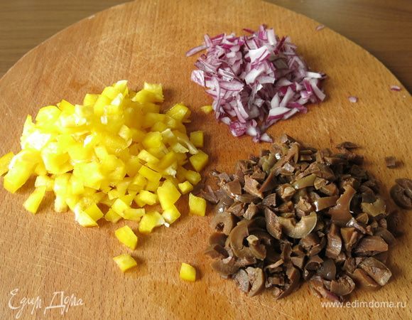 Нарезаем всего понемногу, 1/3 перца и лука, оливки. Оливки перед нарезкой промываем.