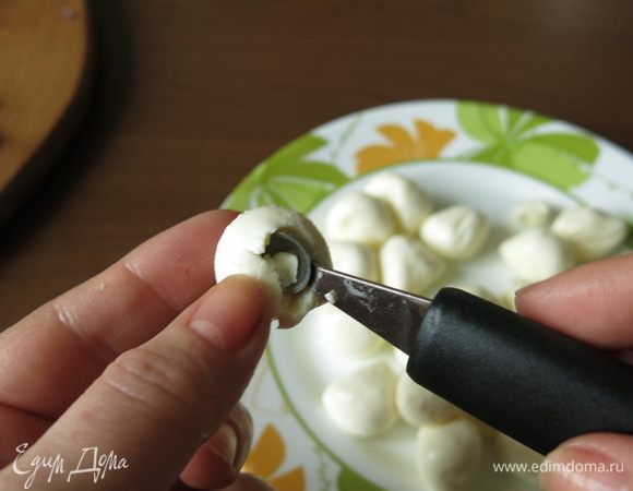 В моцарелле делаем углубление. Удобно работать специальной выемкой.