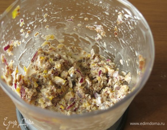 Если начиняем крупную моцареллу, порционная подача, то компоненты заправки оставляем порезанными средне. Для мини чуть измельчим процессором. Добавляем к начинке майонез ТМ «Слобода» оливковый, столовую ложку с горкой.