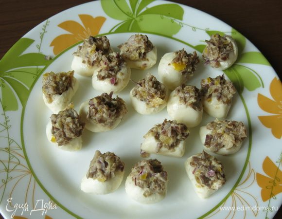 Начиняем шарики. Составим композицию, поняла, что мне эта картина напомнила цыплят из скорлупок, случайно получился «абстрактный символ» года. Приятного аппетита!