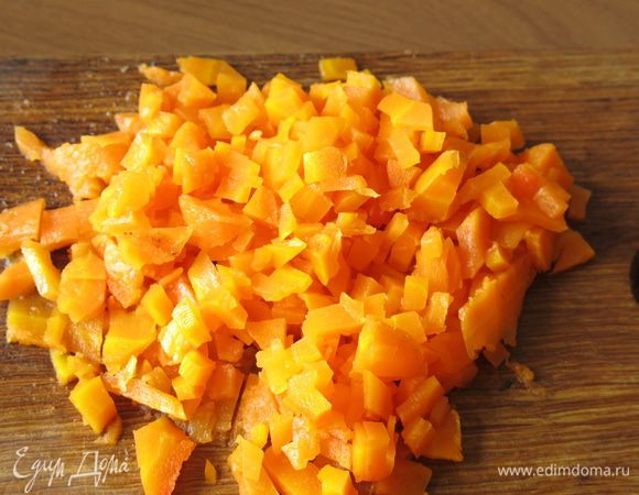 Подготовим все по списку. Морковь и яйца отвариваем. Чистим и нарезаем морковку кубиками.