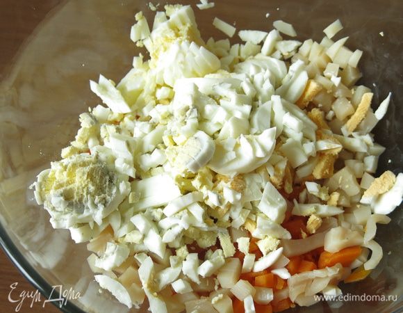 Соединяем кальмар, морковь, кукурузу, нарезанные яйца.