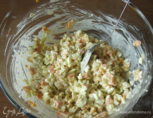 Измельчаем укроп и заправляем майонезом с лимонным соком. Лимон, укроп, морепродукты удачное сочетание. Заправляем салат.