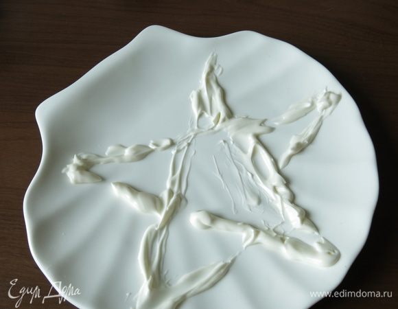 Из майонеза делаем контур будущей звезды.