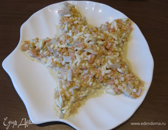 Выкладываем салат по контуру.