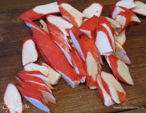 Нарезаем палочки по диагонали.