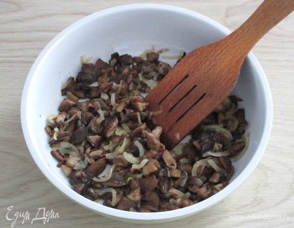 Грибы для салата нужно обжарить на растительном масле с луком, посолить по вкусу.