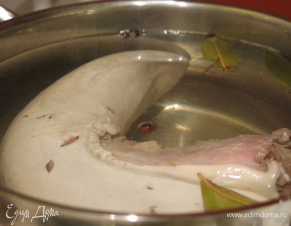 Подготовим все по списку, начинала приготовление, как обычно компоненты и оформление птички подбирались по ходу, общего фото нет. Отвариваем язык: промываем язык, без нажима очищаем ножом поверхность языка при необходимости. Кладем язык в холодную воду на 2 минуты после закипания. Сливаем воду, промываем язык. Ставим воду, бросаем перец, лавровый лист, даем закипеть и кладем язык в кипяток, уменьшаем огонь, накрываем крышкой. Снимаем пену периодически, продукт был качественный, пены практически не было. Варим 2,5 — 3 часа, вес языка 1200 г, на блюдо пошла третья часть. За 30 минут до окончания приготовления бросаем лук и целую почищенную морковь.