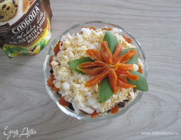 Для последнего слоя нужно натереть в среднюю терку яйца и в мелкую твердый сыр. Укройте слой из кураги сначала яйцами, затем по желанию и на свой вкус украсьте листочками базилика и кусочками кураги и посыпьте сыром.