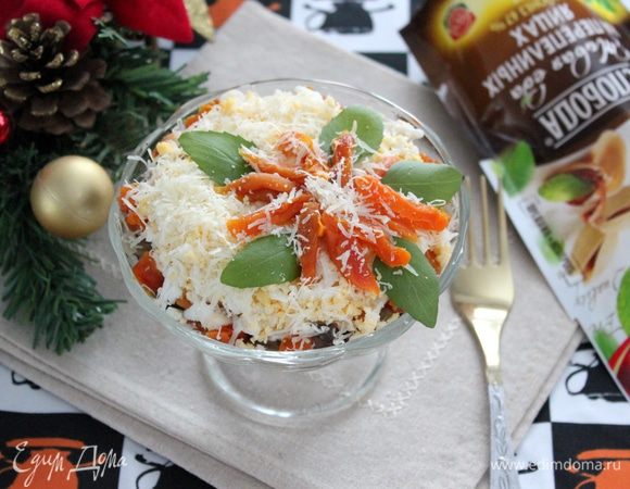 Салат из куриного мяса, с грибами и курагой, заправленный майонезом на перепелиных яйцах ТМ «Слобода» готов!