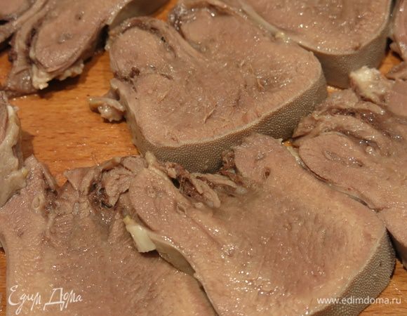 Охлаждаем язык, снимаем шкурку, нарезаем.