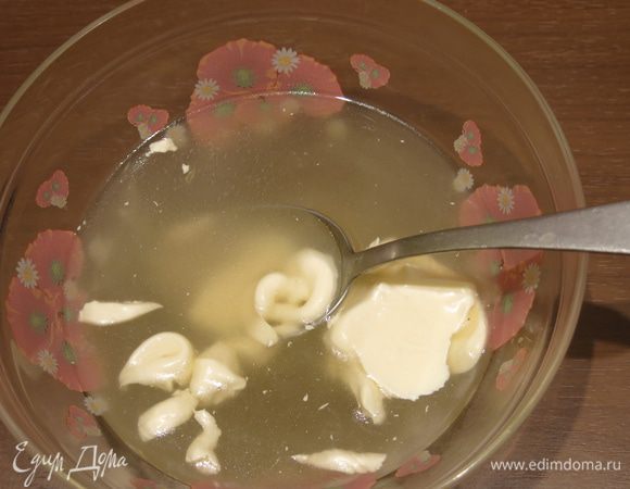 Бульон процеживаем. Растворяем желатин в бульоне, посоленном и поперченном по вкусу. В двух половниках бульона растворяем майонез, 1,5 — 2 столовые ложки.