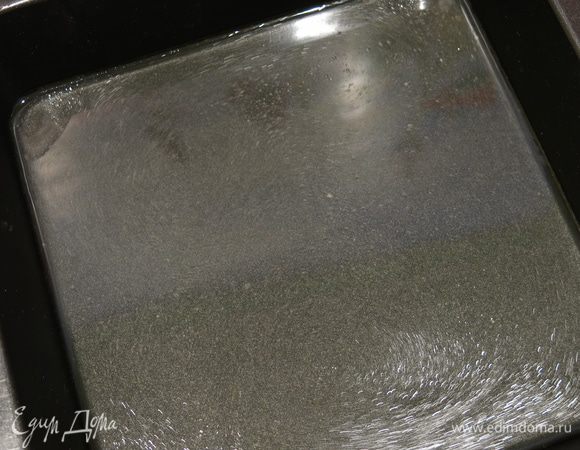 Наливаем тонким слоем бульон без добавок. Ставим до застывания в холодильник, минут на 30.