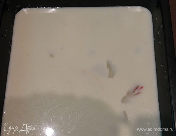 Следующий слой майонезный — выполняет роль «холста» для картинки и основы для мясного.