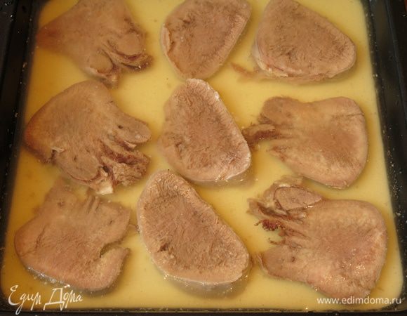 Заливаем обычным желе. Даем застыть. Последний слой — горчичный. Указанного количества хватит на три порции, можно каждую оформить по-разному.