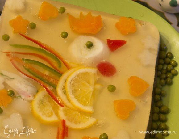 Перед подачей на пару секунд ставим поднос в воду, подрезаем по периметру, переворачиваем на блюдо и кладем на яйцо горошинку — глаз.