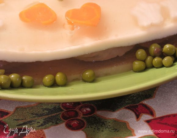 Каждый слой по-своему хорош, нежный майонезный, с кислинкой лимонный, питательный с языком. Приятного аппетита!