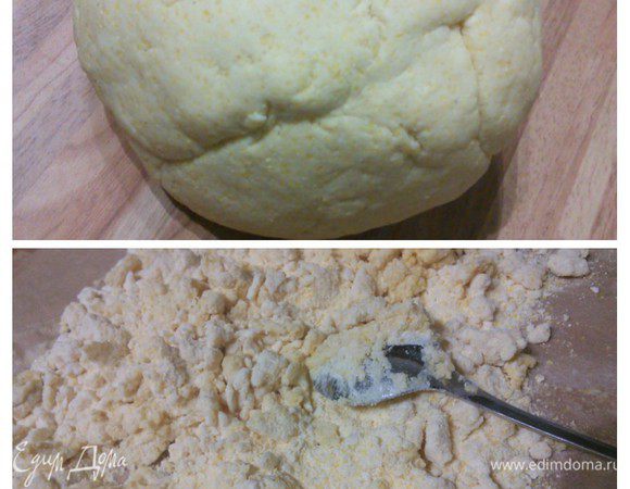 Постепенно добавлять холодную воду, перемешивая ложкой. В начале тесто собирается в комки, но при добавлении всего количества воды, собирается в эластичный колобок. Количество воды может понадобиться чуть больше, главное — тесто должно быть податливым и мягким, не забитым, совершенно не липнуть к рукам. Шарик теста накрыть полотенцем и оставить на 0,5 часа отдохнуть. 


