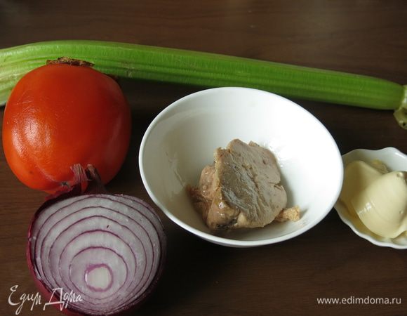 Подготовим компоненты. Хурму выбираем плотную, но спелую.