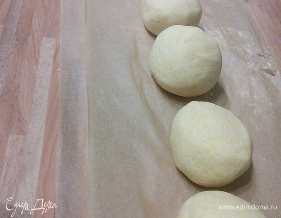 Тесто разделить на 6 равных частей размером с куриное яйцо. Я делала половину порции. 
