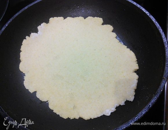 Раскатать тонкие  лепешки в размер сковороды. Обжарить на разогретой сковороде по несколько минут на сторону. 