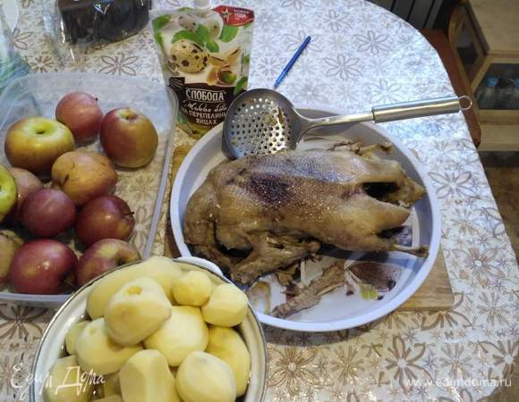 Отварить утку 2 — 3 час. Бульон посолить до окончания варки за 20 — 30 минут. Оставить бульон — 3 стакана. Картофель почистить.