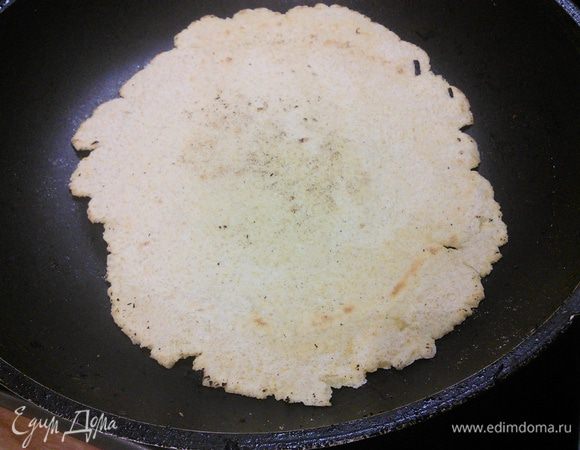 По мере приготовления складывать горячие тортильи стопкой, накрывая влажным полотенцем, чтобы они не пересушивались. Так тортильяс становятся более податливыми. 
