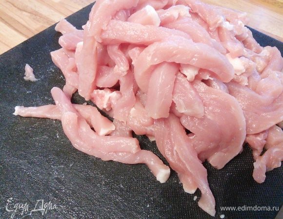 Для фахитос нарезать куриное филе тонкой соломкой. 