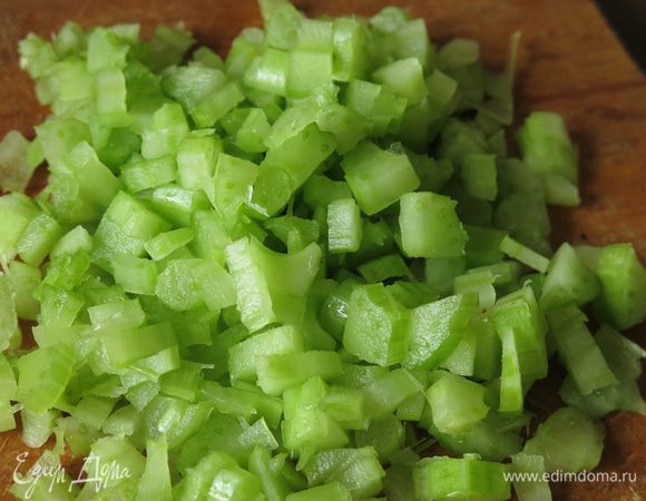 Нарезаем сельдерей.
