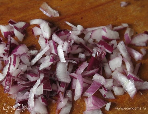 Нарезаем лук, 1/8 луковицы.