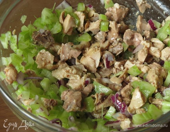 Соединяем сельдерей, лук, печень трески.